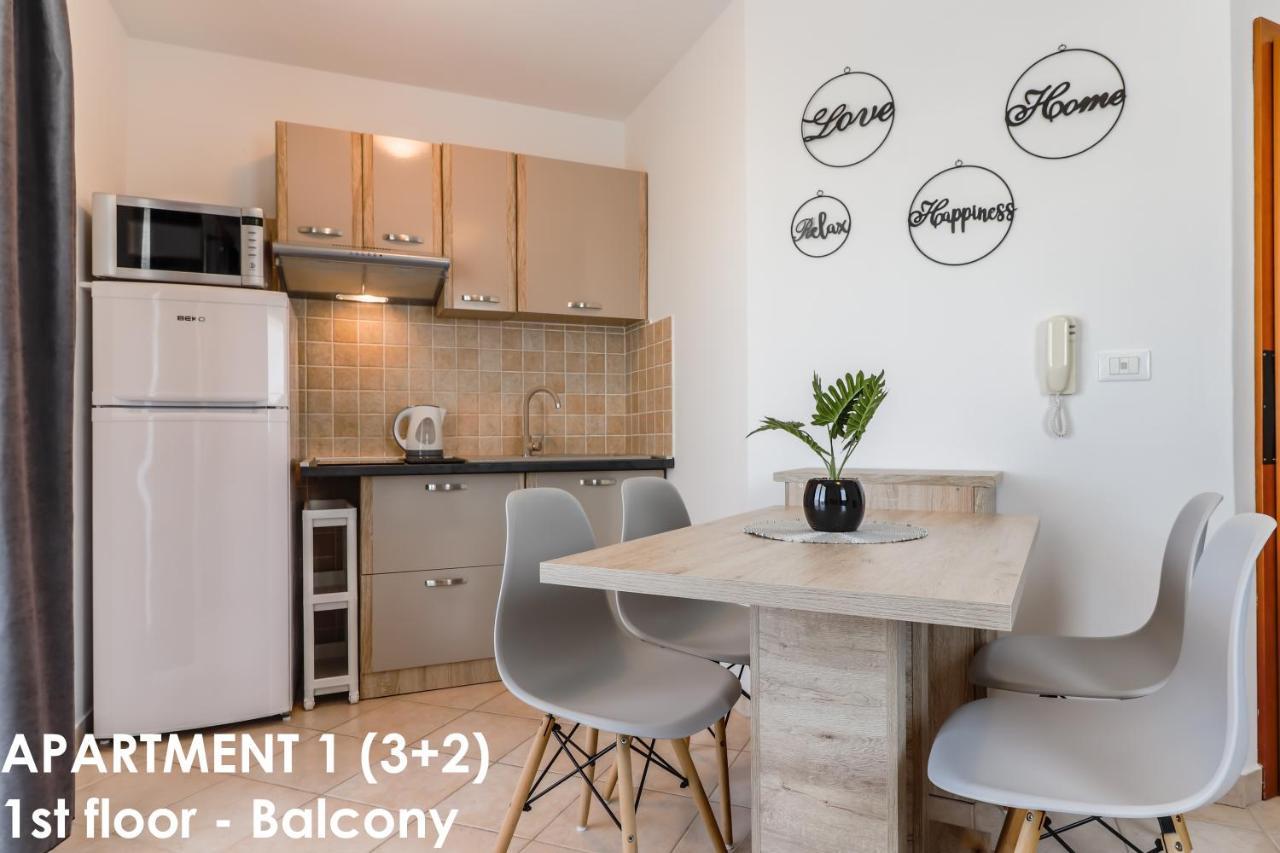 Sunshine Apartments Funtana With Balcony And Sea View Extérieur photo