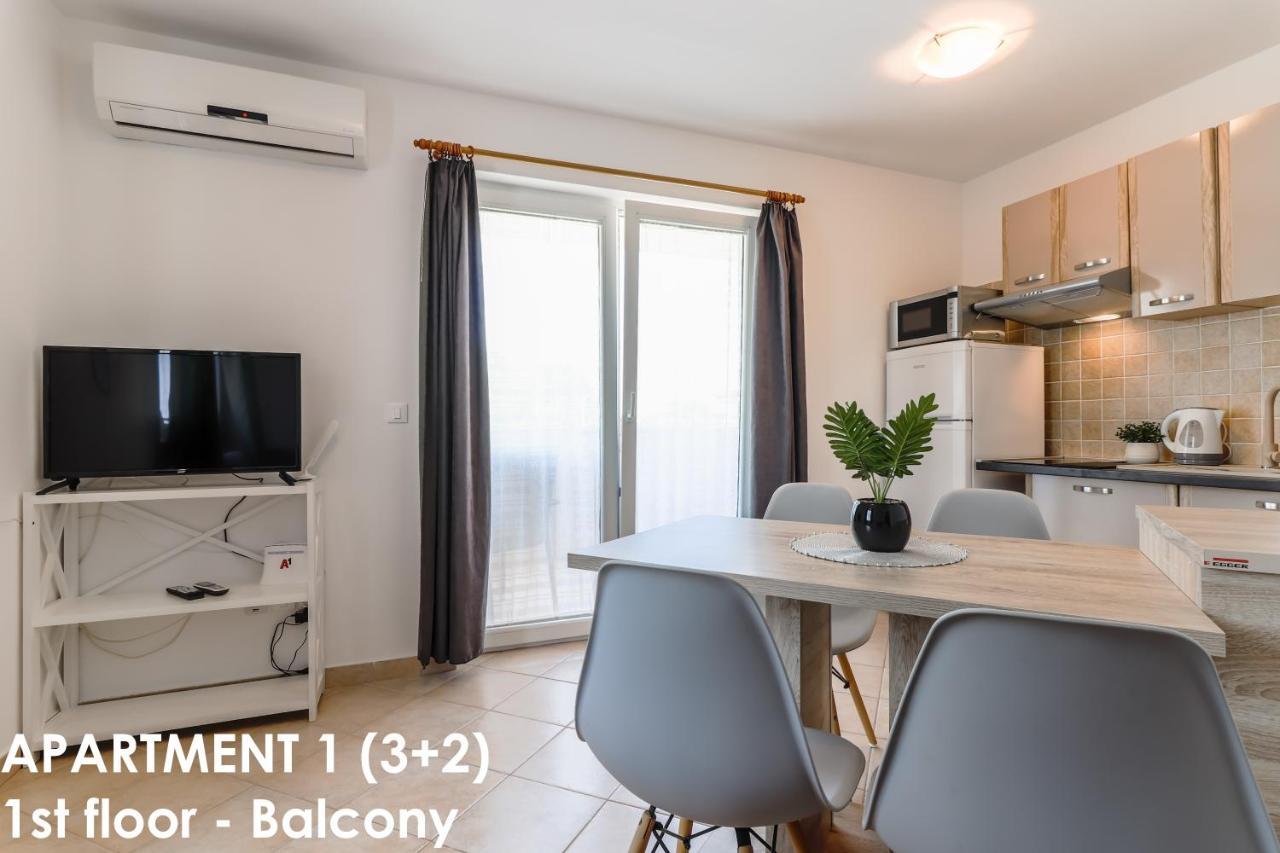 Sunshine Apartments Funtana With Balcony And Sea View Extérieur photo
